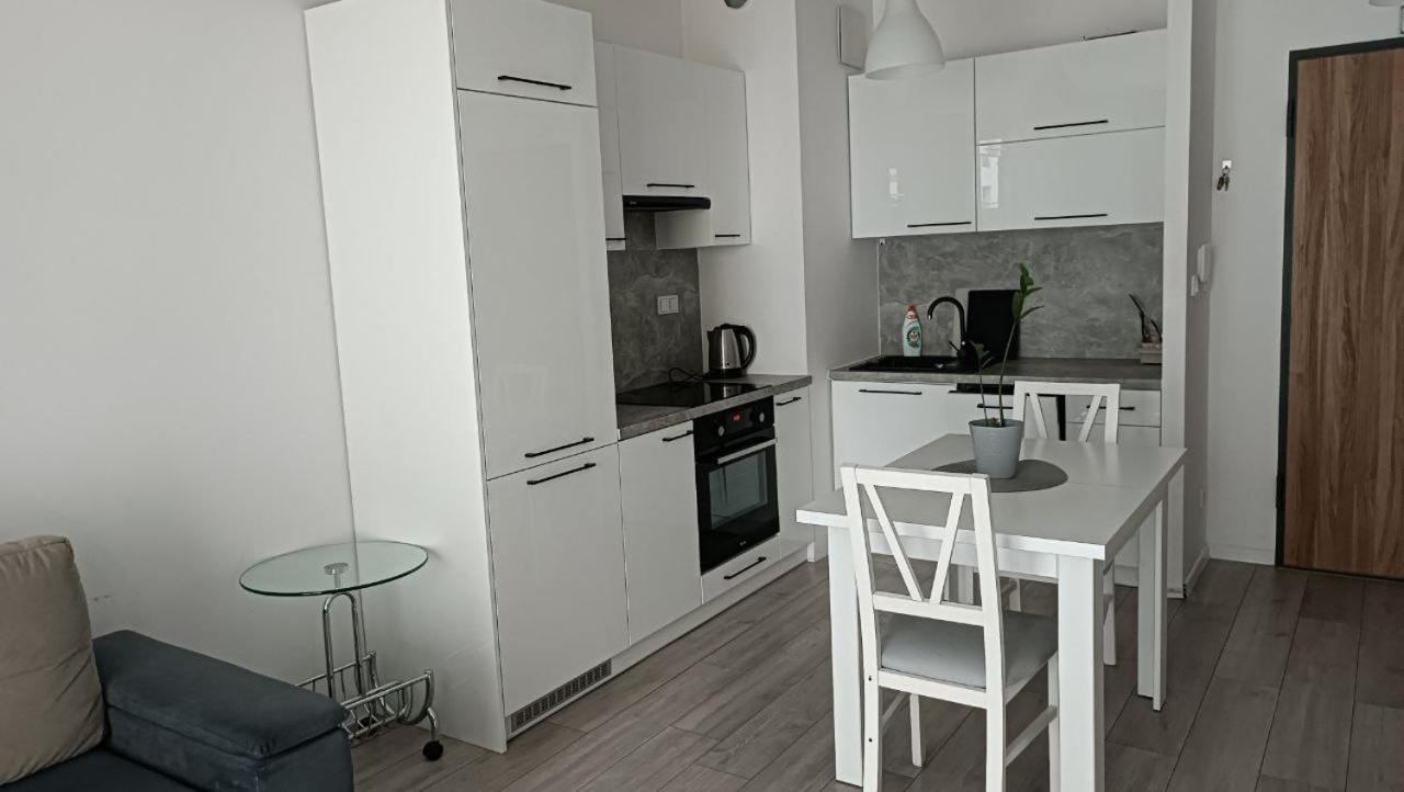 Apartment Z Ogrodkiem Na Warszawskiej Woli Varşovia Exterior foto